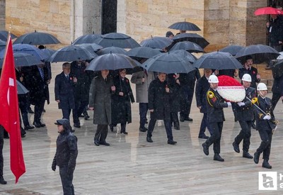 Bakan Tekin, öğretmen ve öğrencilerle birlikte Anıtkabir'i ziyaret etti