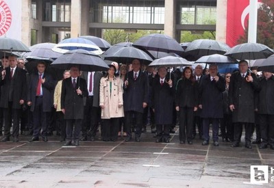 TBMM'de 23 Nisan dolayısıyla düzenlenen törende Atatürk Anıtı'na çelenk bırakıldı