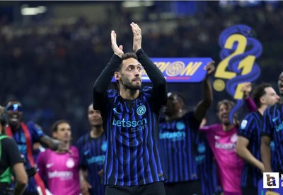 Hakan Çalhanoğlu'nun forma giydiği İnter, Serie A'da şampiyon oldu