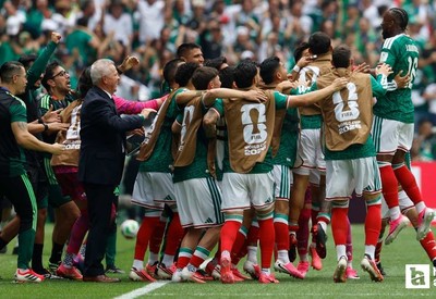 Dünya Kupası'nın açılış maçında Meksika, Güney Afrika Cumhuriyeti'ni 2-0 mağlup etti