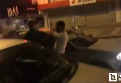 Etimesgut'ta iki sürücü arasında yumruklu kavga cep telefonu kamerasına yansıdı!