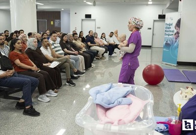 Ankara'da Babalar Günü'nde baba adaylarına bebek bakımı eğitimi verildi