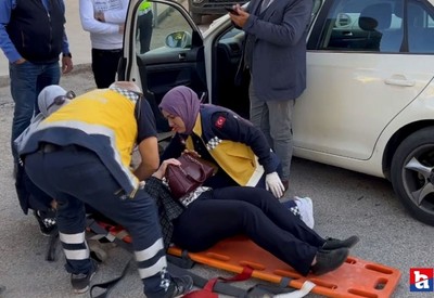 Kazada yaralanan kadın çantasını asla bırakmadı