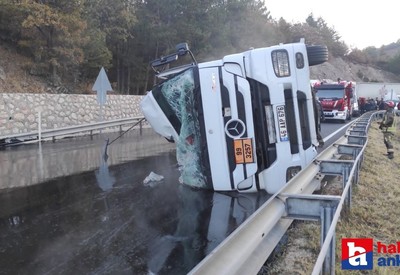 Ankara-İstanbul karayolunda tır devrildi: 1 yaralı