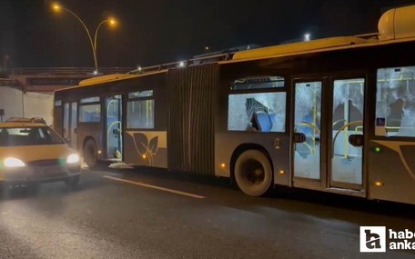 Ankara Pursaklar'da yol verme tartışmasında çekiçle belediye otobüsünün camlarını indirdi