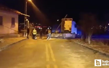 Ankara Elmadağ'da tırın üzerine telefon direği devrildi