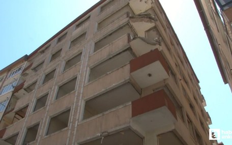 İstanbul depremi balkon çökertti: bir vatandaş yaralandı
