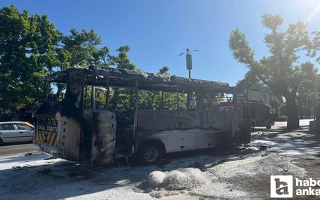 Çankaya'da yanan minibüs kullanılamaz hale geldi