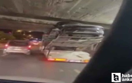 Yenimahalle'de son model araçlarla yüklü tır köprü altına sıkıştı
