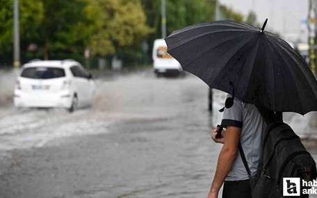 Ankara'da etkili olan sağanak yağış su baskınlarına neden oldu