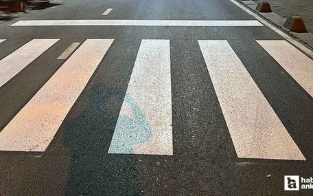 Polatlı'da vatandaş yaya geçidine park edilen otomobilin üzerinden atladı