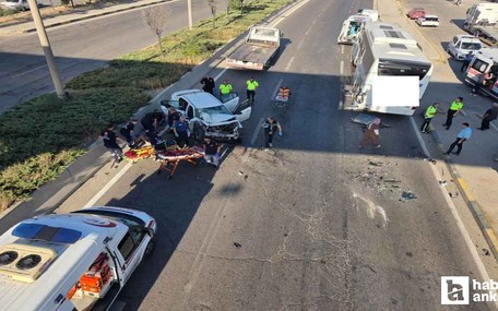 Elmadağ'da otomobil otobüse çarptı: 2 kişi yaralandı!