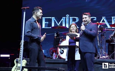 Başkan Selim Çırpanoğlu, Emir Can İğrek'e Kahramankazan kavunu ikram etti