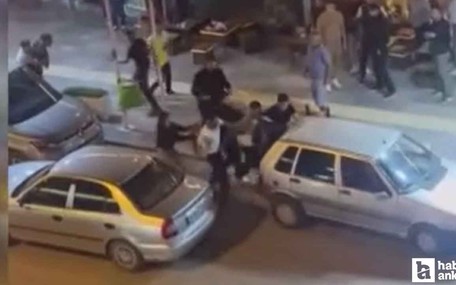 Polatlı'da iki alile arasında tekmeli yumruklu park kavgası kamerada!
