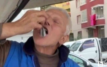 Başkentli balıkçı, balıkların tazeliğini çiğ çiğ yiyerek gösterdi!