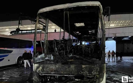AŞTİ'de park halindeki yolcu otobüsünde yangın çıktı!