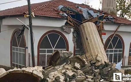 Ayaş’ta fırtına nedeniyle caminin minaresi yıkıldı!