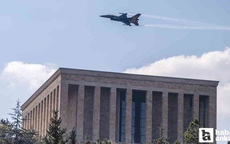 SOLOTÜRK, 29 Ekim Cumhuriyet Bayramı dolayısıyla Anıtkabir semalarında gösteri uçuşu gerçekleştirdi!