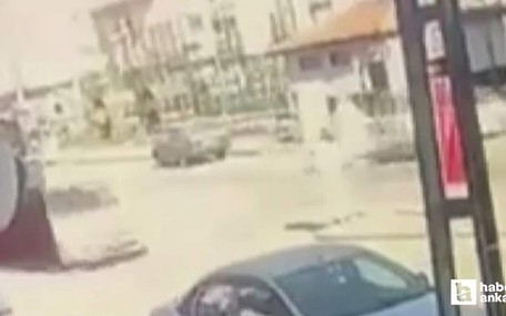 Sincan'da motosiklet ile otomobilin çarpıştığı kaza kameraya yansıdı