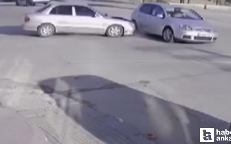 Sincan’da yan yoldan gelen otomobil seyir halindeki araca çarptı