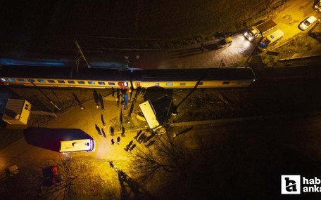 Ankara–Kars seferini yapan Doğu Ekspresi hemzemin geçitte dolmuşa çarptı