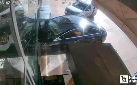 Etimesgut'ta otomobilin pastaneye girdiği an kameraya yansıdı