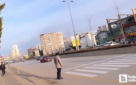 Etimesgut'ta karşıya geçmeye çalışan yaya zor anlar yaşadı