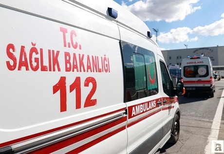 Yenimahalle'de trafikte kalan ambulansa motosikletli kurye yol açtı