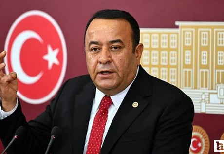 Eski İYİ Partili Adnan Beker CHP'ye katıldı