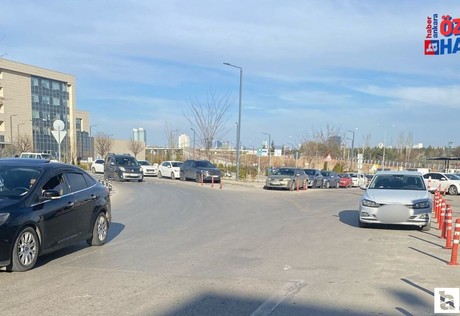 Bilkent Şehir Hastanesi'nin çözülemeyen sorunu: Park problemi yol kenarlarına taştı