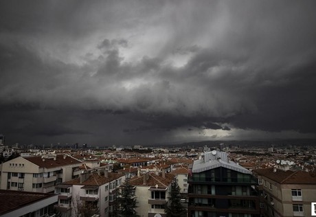 Başkent Ankara'da fırtına etkili oldu: Bir minareye yıldırım düştü!