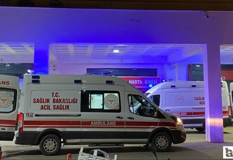 Sincan'da ambulans ile hafif ticari araç kafa kafaya çarpıştı: 4 kişi yaralandı