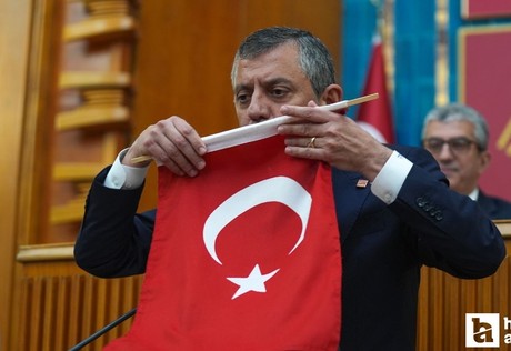 Özgür Özel'den 23 Nisan çağrısı: 'Anıtkabir’in önüne akmaya davet ediyorum'