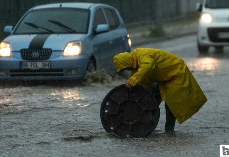 Başkent'te şiddetli sağanak! Rögarlar taştı