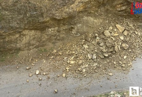 Mamak'ta toprak kayması: Kaya parçaları ara sokağı kapattı