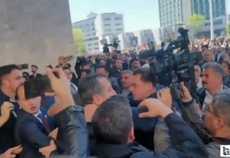 Özgür Özel AKM çıkışında saldırıya uğradı