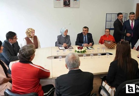 Bakanlar Tekin ve Göktaş'tan Yenimahalle'de okul ziyareti