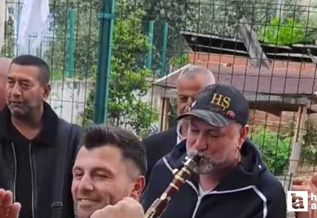 Hüsnü Şenlendirici arkadaşının düğününde klarnet çaldı!