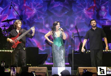 Zara'dan unutulmaz konser: Hem oynadı hem oynattı