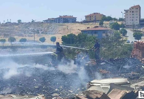 Altındağ'da otluk alanda çıkan yangın fayans deposuna sıçradı