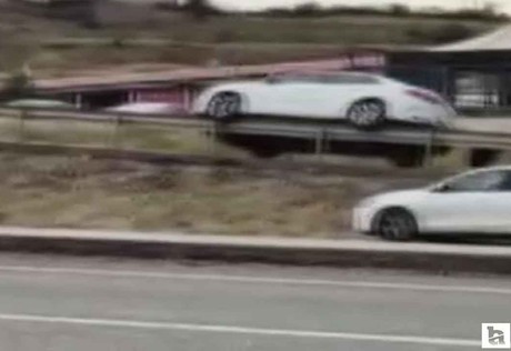 Elmadağ'da trafik kazası: Otomobil bariyerin üzerine çıktı