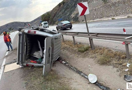 Ankara - Kırıkkale kara yolunda hafif ticari araç sulama kanalına devrildi: 1 ölü, 1 yaralı