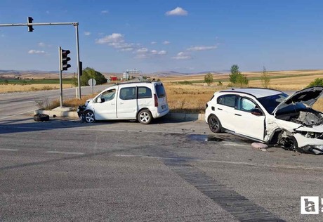 Çorum'da iki aracın çarpıştığı kazada 10 kişi yaralandı