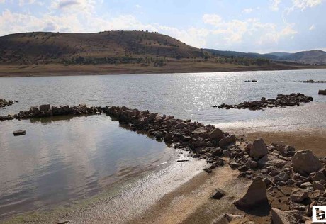Çankırı'da baraj sularının çekilmesiyle köy kalıntıları gün yüzüne çıktı