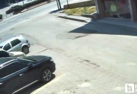 Sincan'da otomobil çarpan kadının ağır yaralandığı kazanın görüntüleri ortaya çıktı
