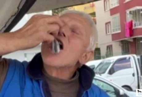 Başkentli balıkçı, balıkların tazeliğini çiğ çiğ yiyerek gösterdi!