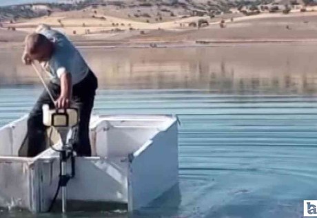 Sincanlı vatandaş 2 hurda buzdolabından kayık yaptı