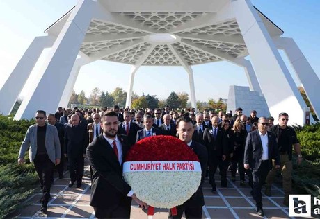 Özgür Özel ve beraberindeki partililer Bülent Ecevit'in kabrini ziyaret etti