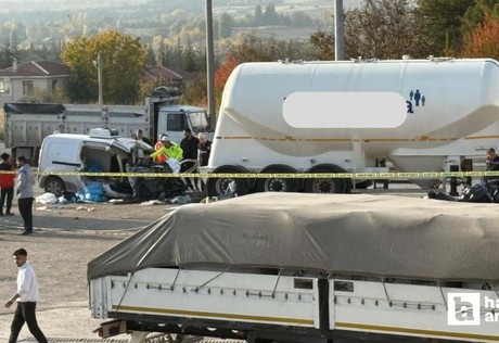 Kahramankazan'da otomobil tır çekicisine çarptı: 3 kişilik aile hayatını kaybetti