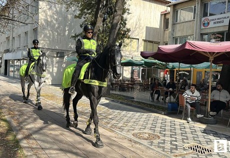 Çubuk'ta atlı polislerin devriye görevi yapması ilgi çekti